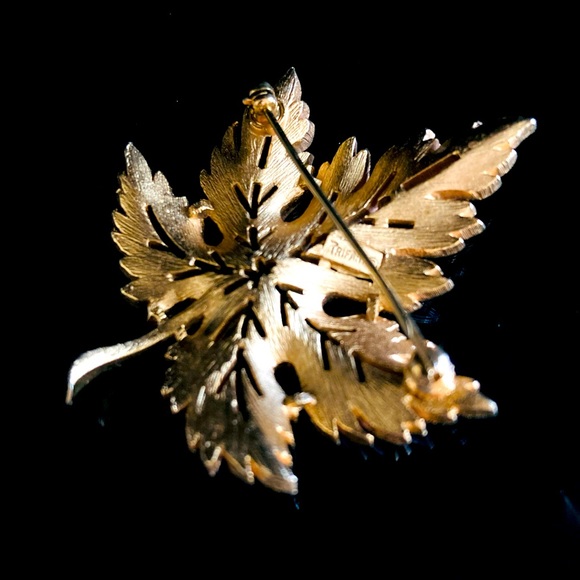 Vintage Crown Trifari Gold Tone Maple Leaf Brooch - Picture 3 of 4